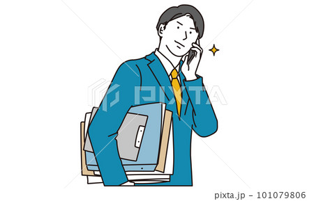 書類を抱えて電話をするビジネスマン 書類を抱えて電話をするビジネスマン 101079806