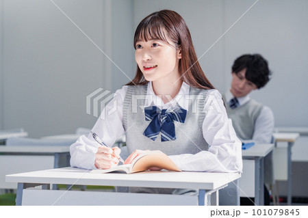 制服で予備校の授業を受けるティーンエージャー 制服で予備校の授業を受けるティーンエージャー 101079845