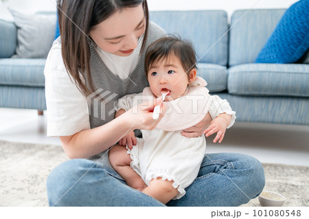 離乳食を食べる赤ちゃん　 101080548