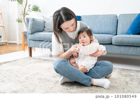 離乳食を食べる赤ちゃん　 101080549