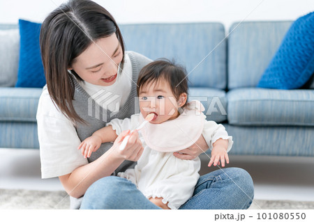 離乳食を食べる赤ちゃん　 101080550