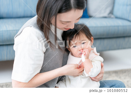 離乳食を食べる赤ちゃん　 101080552