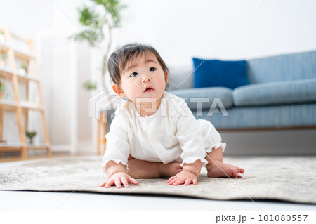 カーペットで遊ぶ赤ちゃん カーペットで遊ぶ赤ちゃん 101080557
