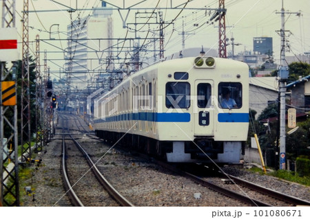 経堂アパートが見える地上時代の小田急・豪徳寺ー経堂間を走る5200形5254F、1981年7月4日 101080671