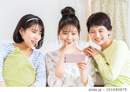 スマホで動画を見る若い女性 101080879