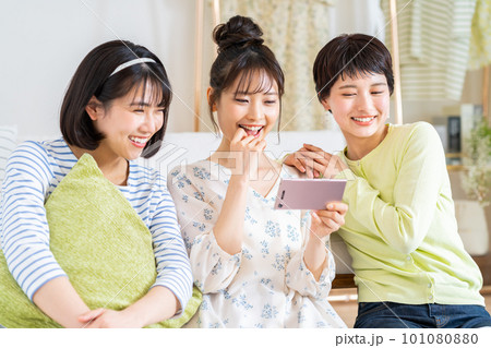 スマホで動画を見る若い女性 101080880