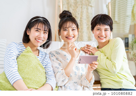 スマホで動画を見る若い女性 101080882