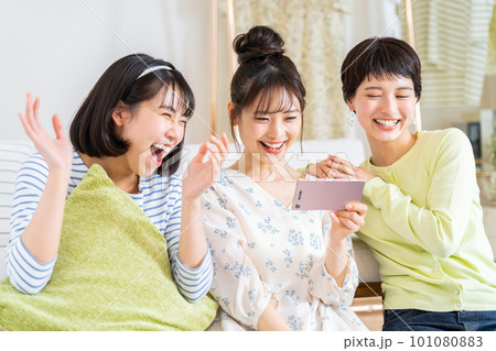 スマホで動画を見る若い女性 スマホで動画を見る若い女性 101080883