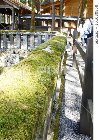 苔むした諏訪大社上社本宮の石の欄干 101080959