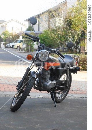 かっこいいクラシックなバイク 101080960