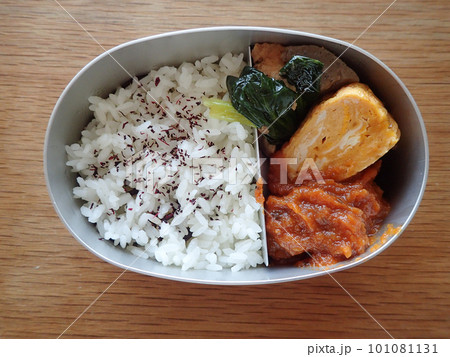 ミートボールと玉子焼きのお弁当 101081131