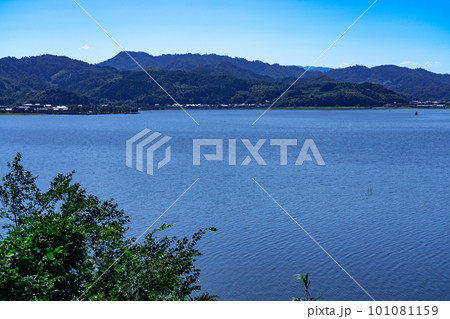 東郷池と東郷温泉の街並み　鳥取県東伯郡湯梨浜町 101081159