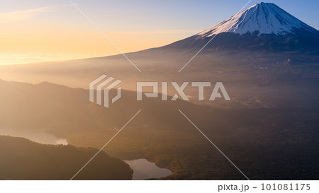 （山梨県）王岳より望む富士山・朝焼け 101081175