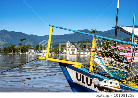 Port of Paraty, Brazil with colorful tourist and fishing boats in the bay between Rio de Janeiro and Sao Paulo. 101081259
