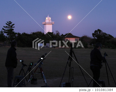 伊勢志摩　秋の安乗岬園地にて満月の写真を撮るカメラマン達 101081384
