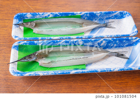 パック入りのサヨリの開き 101081504