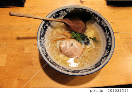 あっさり塩味のスープに背油入りの濃厚塩ラーメン 101081515