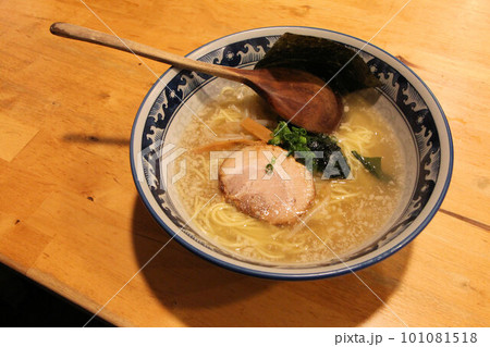 あっさり塩味のスープに背油入りの濃厚塩ラーメン あっさり塩味のスープに背油入りの濃厚塩ラーメン 101081518