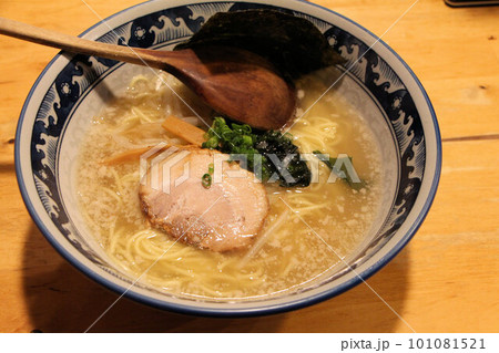 あっさり塩味のスープに背油入りの濃厚塩ラーメン 101081521