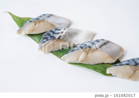 白い背景の塩サバの切り身 白い背景の塩サバの切り身 101082017