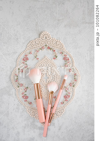 可愛いピンク色のメイクブラシとお花のレースモチーフ 可愛いピンク色のメイクブラシとお花のレースモチーフ 101082264