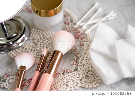 鏡とメイクブラシ、綿棒とコットンはメイクアップの必需品 101082268