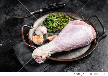 Uncooked turkey legs Drumsticks, raw Poultry meat. Black background. Top view Uncooked turkey legs Drumsticks, raw Poultry meat. Black background. Top view 101083663
