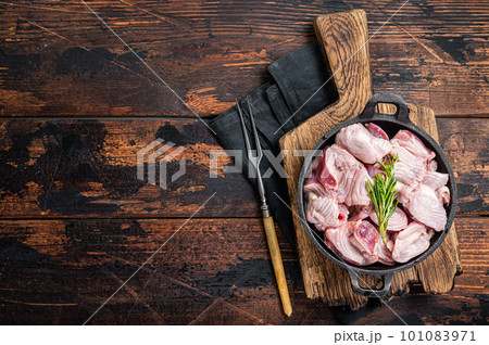 Raw chicken giblets gizzards, stomachs in a skillet ready for cooking. Wooden background. Top view. Copy space Raw chicken giblets gizzards, stomachs in a skillet ready for cooking. Wooden background. Top view. Copy space 101083971