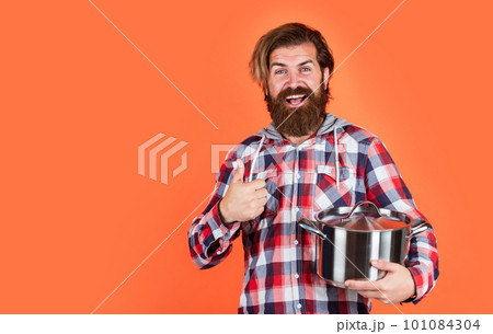 best quality. man holding frying pan.. male chef kitchener cooking. hipster checkered shirt for bearded guy cook. unshaven brutal man with kitchen utensil. household goods. friendly shop assistant best quality. man holding frying pan.. male chef kitchener cooking. hipster checkered shirt for bearded guy cook. unshaven brutal man with kitchen utensil. household goods. friendly shop assistant 101084304