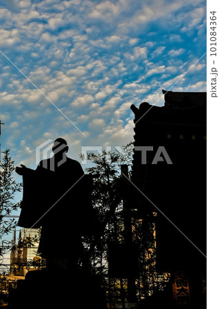 綺麗な青空に僧侶とお寺のシルエットが美しい風景 101084364