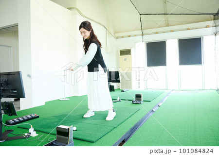 ゴルフ練習をする女性 101084824