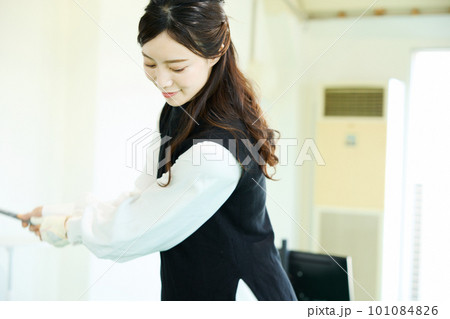 ゴルフ練習をする女性 101084826
