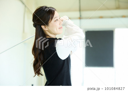 ゴルフ練習をする女性 ゴルフ練習をする女性 101084827