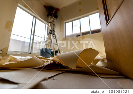 子供部屋のリフォーム　壁紙の貼り付け 101085522