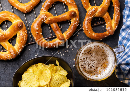 Freshly baked homemade pretzels and draft beer 101085656