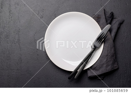 Top-down view of an empty plate and silverware mockup 101085659
