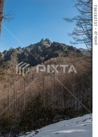 長野県南佐久郡の残雪期の日本百名山の金峰山の里宮から観える瑞牆山の景色 長野県南佐久郡の残雪期の日本百名山の金峰山の里宮から観える瑞牆山の景色 101085961