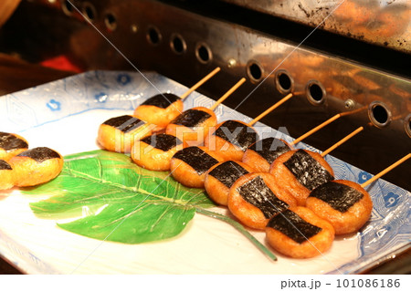 夜祭の夜店で売られている醤油味の磯辺焼き、磯部餅、出店露店屋台移動販売 夜祭の夜店で売られている醤油味の磯辺焼き、磯部餅、出店露店屋台移動販売 101086186