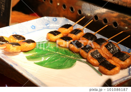 夜祭の夜店で売られている醤油味の磯辺焼き、磯部餅、出店露店屋台移動販売 夜祭の夜店で売られている醤油味の磯辺焼き、磯部餅、出店露店屋台移動販売 101086187