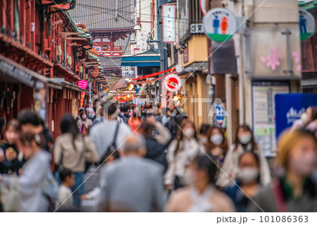 日本の東京都市景観 賑わう浅草寺。仲見世通りの裏通りも多くの人出(画面奥は宝蔵門)=3月29日 日本の東京都市景観 賑わう浅草寺。仲見世通りの裏通りも多くの人出(画面奥は宝蔵門)=3月29日 101086363