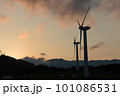夕焼けに染まる風車 101086531
