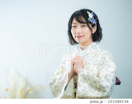 洋風な花柄小紋（着物）の女性：白背景の写真素材 [101086536] - PIXTA