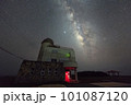 波照間島（沖縄）の星空観測タワーと天の川 101087120