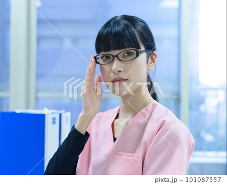 診察室で診療するスクラブを着た眼鏡をかけた女性医療従事者 医師 外来 診察 メガネクイッ 診察室で診療するスクラブを着た眼鏡をかけた女性医療従事者 医師 外来 診察 メガネクイッ 101087557