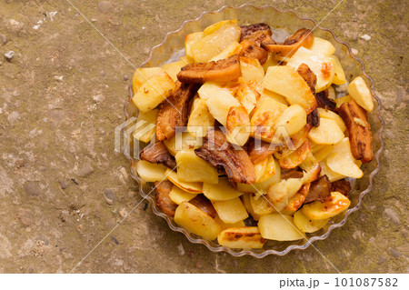 ruddy fried potatoes with slices of fried lard 101087582