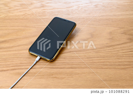 ケーブルで充電しながらアプデする使用感あるスマホ6.1インチ 音楽コンテンツイメージ アップデート ケーブルで充電しながらアプデする使用感あるスマホ6.1インチ 音楽コンテンツイメージ アップデート 101088291