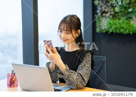 オフィスでスマホを使う女性 101091179