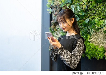スマホを操作する若い女性 101091513