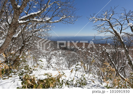 残雪期の那須岳登山道の風景 101091930