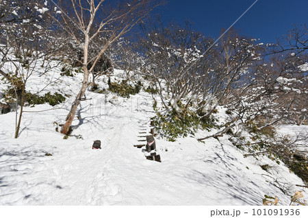 残雪期の那須岳登山道の風景 残雪期の那須岳登山道の風景 101091936